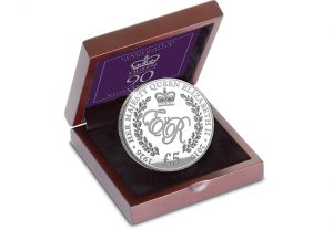 imagegen 6 1 300x208 - Guernsey 90th birthday coin