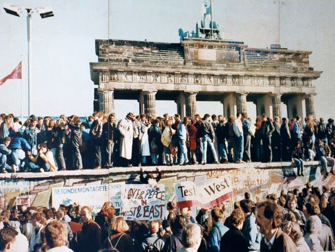 The Great Escape from East Berlin West and East Germans at the Brandenburg Gate in 1989 - The Great Escape from East Berlin