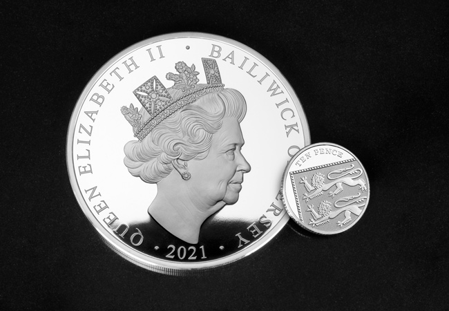 LS 2021 QEII 95th Diamond Masterpiece 5oz 10 lifestyle 3 - The making of the Diamond Masterpiece