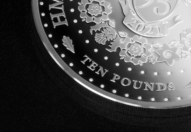 LS 2021 QEII 95th Diamond Masterpiece 5oz 10 lifestyle detail - The making of the Diamond Masterpiece